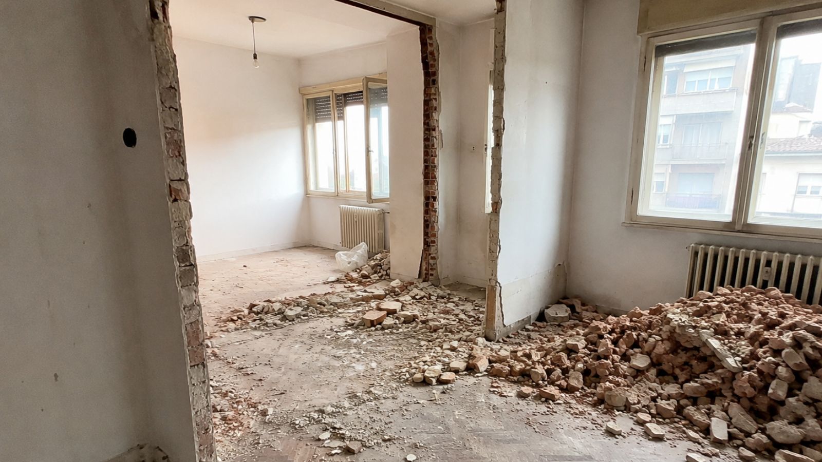 Građevinski šut od rušenja pre džakiranja