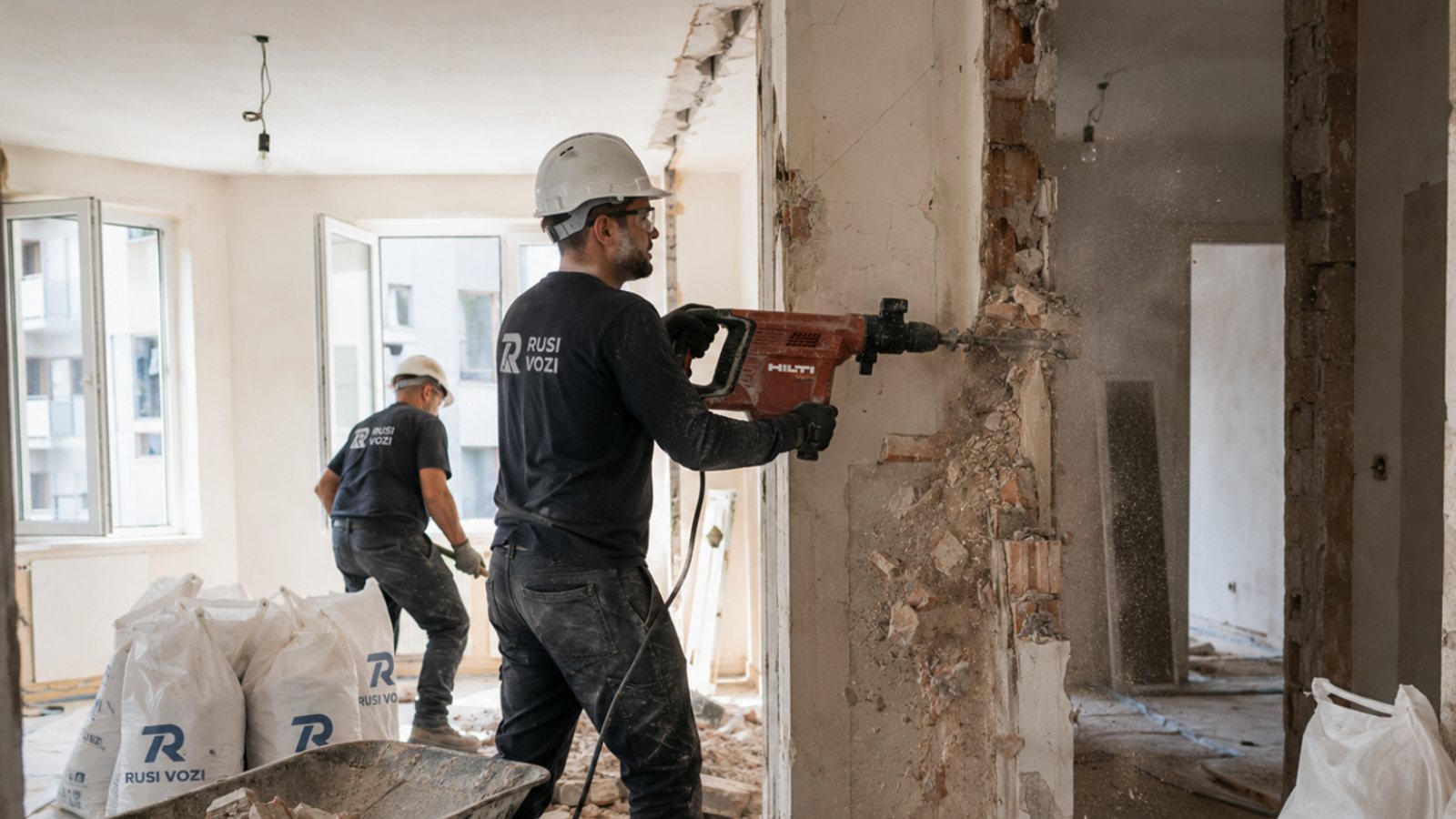 Pregradni zid od cigle pre rušenja u stanu u Beogradu